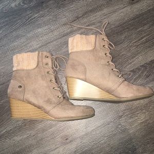 SUEDE WEDGE LACE UP